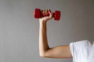 Lurer du på en gave til hen? Her har vi laget en liste med 10 gavetips til hen fra vår Welli.no-shop.